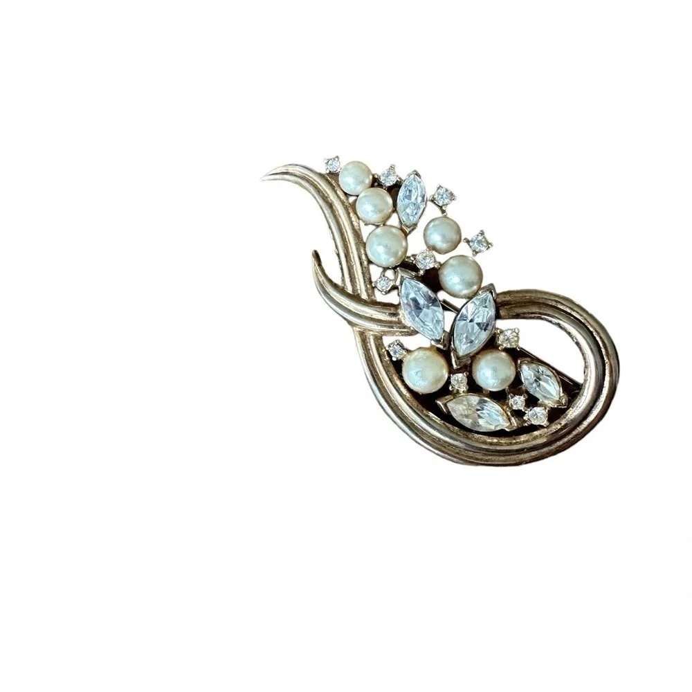 Vintage Crown Trifari ‘PAT PEND’ Faux Pearl & Alfred Philippe Rhinestone Brooch
